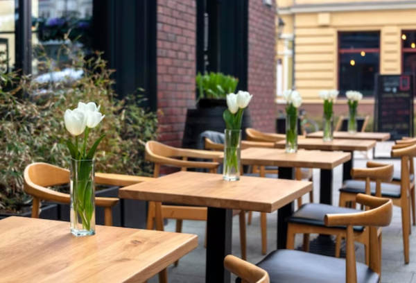 Meja-meja kayu dengan pernak-pernik bunga segar sebagai dekorasi
